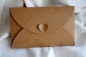 Preview: Kraftpapier-Umschlag mit Herzverschluss, perfekt für Gender-Reveal-Karten. Nachhaltig und stilvoll, ideal für besondere Anlässe wie Gender-Reveal-Partys oder Überraschungen.