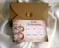 Preview: Komplettes Set der Weihnachts-Rubbelkarte mit Kraftpapier-Umschlag und Personalisierungsoptionen.