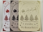 Preview: Handgefertigte Weihnachtskarten in drei Varianten: Weiß mit rotem Glitzer, Beige mit goldenem Glitzer und Grau mit schwarzem Glitzer. Karten zeigen filigranes Design mit Weihnachtsbäumen, Sternen und dem Schlitten des Weihnachtsmanns.