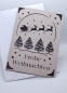 Preview: Handgefertigte Weihnachtskarte in Grau mit schwarzem Glitzerhintergrund. Filigranes Design zeigt den Weihnachtsmann im Schlitten, gezogen von Rentieren, sowie Weihnachtsbäume und Sterne. Karte wird mit einem passenden weißen Umschlag geliefert.