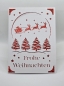 Preview: Vorderansicht einer handgefertigten Weihnachtskarte in Weiß mit glitzerndem roten Hintergrund. Filigranes Design zeigt Weihnachtsbäume, Sterne und den Schlitten des Weihnachtsmanns, gezogen von drei Rentieren. Text 'Frohe Weihnachten' ist kunstvoll ausges
