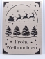 Preview: Handgefertigte Weihnachtskarte in Grau mit schwarzem Glitzerhintergrund. Filigranes Design mit dem Schlitten des Weihnachtsmanns, gezogen von drei Rentieren, umgeben von Sternen und Weihnachtsbäumen. Schriftzug 'Frohe Weihnachten' kunstvoll ausgeschnitten