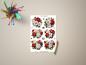 Preview: Blumenaufkleber-Set mit verschiedenen floralen Motiven in Rot und Weiß, präsentiert auf einem Tisch mit Buntstiften und Bleistift, gestaltet von DreamArt VM.