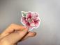 Preview: Ein einzelner Sticker mit einer zarten rosa Blume, detailliert gezeichnet. Perfekt für Dekorationen und Scrapbooking-Projekte. Teil der floralen Stickerkollektion von DreamArt VM.