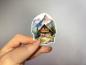 Preview: Sticker einer rustikalen Berghütte, eingebettet in eine Berglandschaft mit schneebedeckten Gipfeln und grünen Tannen im Hintergrund.