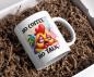 Preview: Weißer Kaffeebecher mit einem lustigen, müden Huhn und dem Text 'No coffee, no talk', präsentiert in einer Geschenkbox mit Papierfüllmaterial. Perfekt für humorvolle Kaffeeliebhaber als Geschenk.