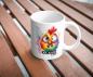 Preview: Weißer Kaffeebecher mit buntem, lustigem Hühnerdesign und dem Text 'Coffee first' auf einer Holzoberfläche. Perfekt für humorvolle Kaffeeliebhaber.