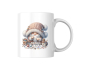 Preview: Weiße Tasse mit einem niedlichen Gnommotiv in der Mitte. Der Gnom trägt eine gestrickte Mütze und sitzt zwischen verschiedenen Bastelmaterialien wie Perlen und Nadeln. Perfekt für kreative Bastel- und Handarbeitsfans.