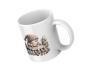 Preview: Weiße Tasse mit einer Illustration eines kleinen, bärtigen Handwerkergnoms in einem gestrickten Mützchen, der an einem Tisch voller kleiner Skulpturen und Handwerksmaterialien sitzt. Umgeben von weiteren Gnomenfiguren und kreativen Werkzeugen, symbolisier