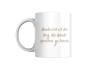 Preview: Weiße Tasse mit einem handgeschriebenen Spruch in beiger Farbe: ‚Handwerk ist der Weg, die Hände sprechen zu lassen.‘ Ein minimalistisches Design, das die Bedeutung des Handwerks und der Handarbeit hervorhebt.