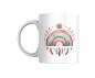 Preview: Weißer Keramikbecher mit einem farbenfrohen Boho-Regenbogenmotiv, verziert mit Federn und zarten Pflanzenmustern in warmen Tönen, perfekt für Liebhaber des spirituellen und ethnischen Designs.