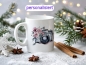 Preview: Personalisierte Fotografin-Tasse mit Aquarellkamera und rosa Blumenmotiv, weihnachtlich dekoriert mit Tannenzweigen, Zimtstangen und Schneeflocken im Hintergrund.