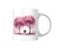 Preview: Weiße Tasse mit einem Aquarellmotiv eines Paares, das Hand in Hand unter rosafarbenen Bäumen geht. Romantisches Design, ideal als Geschenk für Paare oder als Erinnerung an besondere Momente.
