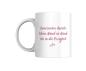 Preview: Weiße Tasse mit romantischem Spruch in rosaner Schrift: ‚Gemeinsam durchs Leben, Hand in Hand, bis in die Ewigkeit‘ und zwei ineinandergreifenden Herzen darunter. Ein liebevolles Design, ideal als Geschenk für Paare.