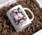 Preview: Weiße Halloween-Tasse mit zwei niedlichen Geistern, von denen einer eine rosa Mütze und der andere einen Hexenhut trägt, beide mit rosa Schleife als Symbol für den Kampf gegen Brustkrebs. Mit Kürbissen, Fledermäusen und dem Schriftzug ‚We Wear Pink – Say