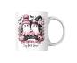 Preview: Weiße Tasse mit zwei Geistern, von denen einer eine rosa Mütze und der andere einen Hexenhut trägt, beide mit rosa Schleife als Symbol für den Kampf gegen Brustkrebs. Umgeben von Kürbissen, Fledermäusen und Blumen, mit dem Text ‚We Wear Pink – Say Boo to