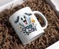 Preview: Weiße Tasse mit Halloween-Motiv eines fröhlichen Geistes, der seine Zunge herausstreckt, umgeben von Fledermäusen und Sternen, mit dem Text ‚Spooky Boo-be‘. Perfektes Geschenk für Halloween-Fans, die ein humorvolles Design schätzen.