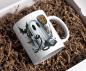 Preview: Weiße Tasse mit Halloween-Motiv eines Geistes, der ein altes Telefon und ein Messer hält, mit der Sprechblase ‚No you hang up first‘. Umgeben von Fledermäusen und Sternen – humorvolles und gruseliges Design, ideal für Halloween.