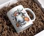 Preview: Weiße Tasse mit Halloween-Motiv eines niedlichen Geistes mit orangefarbener Schleife und dem Text ‚Spooky Babe‘. Umgeben von Kürbissen, einer Laterne und Fledermäusen – perfektes Design für Halloween-Liebhaber mit einem Hauch von Niedlichkeit.
