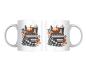 Preview: Doppelansicht der Herbst-/Halloween-Tasse für Bücherliebhaber, gestaltet mit dem Schriftzug 'Just a Girl Who Loves Books'. Die Tasse zeigt einen herbstlichen Bücherstapel, dekoriert mit einem orangefarbenen Kürbis, einem Kaffee mit Sahne, herbstlichen Blä