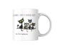 Preview: Weiße Tasse mit dem humorvollen Spruch 'Man kann nie zu viele Katzen haben, nur zu wenig Platz!' und Personalisierung 'ihre Katzenbande'. Vier süße schwarze Katzen mit großen Augen sitzen auf einem Ast.