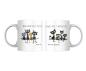 Preview: Zwei Seiten einer weißen Keramiktasse mit personalisiertem Design für Katzenliebhaber. Humorvoller Spruch: 'Man kann nie zu viele Katzen haben, nur zu wenig Platz!' und Personalisierung mit dem Namen 'Anna und ihre Katzenbande'. Vier schwarze Katzen mit g