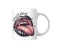 Preview: Weiße Keramiktasse mit dem Halloween-Design 'Bad Witch'. Das Motiv zeigt große, glänzende schwarze Lippen mit einer herausgestreckten, funkelnden rosa Zunge, umgeben von kleinen Fledermäusen. Der Schriftzug 'Bad Witch' ist darüber angebracht, ideal für Ha