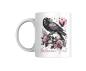 Preview: Weiße Tasse mit einem Halloween-Design: Ein detailreich gezeichneter schwarzer Rabe sitzt auf einem Totenkopf, der von rosafarbenen Rosen und Blättern umgeben ist. Im Hintergrund ist ein rosa Mond zu sehen, vor dem ein fliegender Rabe erscheint. Der Schri