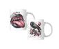 Preview: Paar weißer Keramiktassen mit Halloween-Motiven. Eine Tasse zeigt rosa Frauenlippen mit herausgestreckter Zunge und dem Schriftzug 'Bad Witch'. Die andere Tasse zeigt einen schwarzen Raben, der auf einem Schädel sitzt, umgeben von Rosen, mit dem Text 'Hal