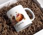 Preview: Eine weiße Keramiktasse mit dem Schriftzug "#FallBasics". Die Tasse zeigt ein ansprechendes herbstliches Design mit einem großen Kürbis, der eine rosa Schleife trägt, und einer gemütlichen Mütze mit einem Bommel. Bunte Herbstblätter runden das Bild ab und