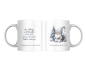Preview: Weihnachtstasse mit einem winterlichen Gnom und persönlichem Text. Die eine Seite zeigt den Gnom mit dem Text 'Weihnachtliche Grüße, Sara', während die andere Seite den Spruch 'Das Schönste an Weihnachten ist die Zeit, die wir mit unseren Liebsten verbrin