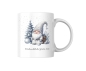 Preview: Weihnachtstasse mit einem winterlichen Gnom, umgeben von einem Weihnachtsbaum, Tannenzapfen und Weihnachtskugeln. Der Text 'Weihnachtliche Grüße, Sara' verleiht der Tasse eine persönliche Note, ideal für die festliche Jahreszeit.