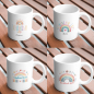 Preview: Vier personalisierte Tassen „Schulkind 2025“ im Vergleich: Design A mit Regenbogen und Sonne, Design B mit Herz-Regenbogen, Design C mit pastellfarbenen Herzchen, Design D mit floralen Elementen – alle auf einem Holztisch fotografiert.