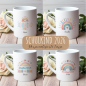 Preview: Vier Designbeispiele der personalisierten Tasse „Schulkind 2026“ im Vergleich: Design A mit Regenbogen und Sonne, Design B mit Herz-Regenbogen, Design C mit pastellfarbenen Herzchen und Design D mit floralen Elementen – alle auf weißer Keramiktasse mit Ro