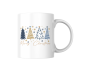 Preview: Weiße Keramiktasse mit blau-goldenem Weihnachtsbaum-Motiv, rechte Produktansicht auf neutralem Hintergrund.