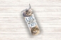 Preview: Ein schräg liegender Thermobecher mit dem Design „Life is Better with Cats“, umgeben von zwei Katzenporträts in warmen Farben. Der Hintergrund ist in einem rustikalen Holzton gehalten, was dem Bild eine gemütliche und heimelige Atmosphäre verleiht – ideal