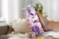 Preview: Thermobecher wird von einer Hand gehalten, der Hintergrund ist unscharf mit warmen Lichtern. Das Design des Bechers zeigt zarte lila Schmetterlinge und große, violette Blumen auf einem sanften, pastellfarbenen Hintergrund, der eine friedliche und verträum