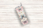 Preview: Ein schlanker Thermobecher mit einem verspielten Schmetterlingsdesign auf einem cremefarbenen Hintergrund. Der Becher ist mit großen, pastellfarbenen Schmetterlingen in Rosa- und Blautönen sowie kleinen Blumen und zarten goldenen Details verziert. Das Des