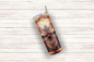 Preview: Ein einzelner Thermobecher mit einem metallischen Totenkopf-Design in flammenden Orangetönen, schräg auf einem hellen Holz-Hintergrund positioniert. Der Becher hat einen silbernen Deckel und einen Edelstahlstrohhalm.