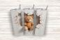 Preview: Drei Thermobecher mit einem kreativen Design, das eine zerbrochene Wand zeigt, durch die ein süßer, brauner Teddybär zu sehen ist. Der Teddybär befindet sich im mittleren Becher, umgeben von realistisch dargestellten Rissen. Die Becher stehen auf einem he