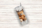 Preview: Ein einzelner Thermobecher mit einem kreativen Design, das eine zerbrochene Wand zeigt, durch die ein süßer brauner Teddybär hervorblickt. Der Becher hat realistisch dargestellte Risse und einen silbernen Deckel mit Edelstahlstrohhalm. Der Hintergrund ist