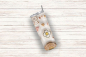 Preview: Einzelner Boho-Tumbler mit Blumen-, Schmetterlings- und Herzmotiven auf einem cremefarbenen Hintergrund, liegend auf einer rustikalen Holzoberfläche. Perfekt für stilbewusste Trinkliebhaber.