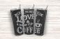 Preview: Schwarzer Thermobecher mit weißem Schriftzug 'All you need is love & a good cup of coffee' im Tafel-Design. Eine dampfende Tasse mit Herzmotiv ist abgebildet.