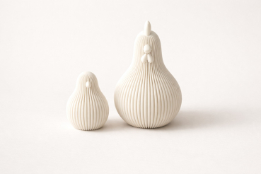 3D-gedruckte Henne mit Küken aus PLA als modernes Set mit feiner Linienstruktur für Osterdekoration