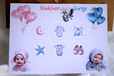 Gender-Reveal-Karte in Postkartengröße A6 mit 6 Rubbelkreisen. Die Kreise zeigen verspielte Baby-Motive wie Mond, Seestern, Babystrampler und Schuhe in Rosa und Blau. Herzballons und ein Storch-Design runden das liebevolle Layout ab.