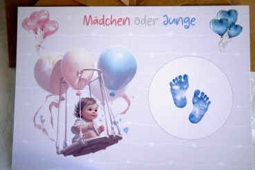 Geschlecht verkünden - Rubbelkarte in Größe A6 mit liebevollem Design, Baby auf einer Schaukel mit rosa und blauen Luftballons, enthülltes Bild mit blauen Fußabdrücken zeigt, dass es ein Junge wird. Perfekt für Gender-Reveal-Überraschungen.