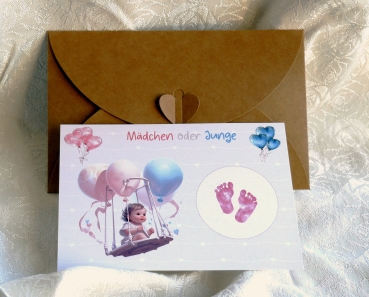 Geschlecht verkünden - Rubbelkarte mit Umschlag aus Kraftpapier, liebevoll gestaltet in Größe A6. Baby auf einer Schaukel mit rosa und blauen Luftballons, enthülltes Bild zeigt rosa Fußabdrücke für Mädchen. Perfekte Überraschung für Gender-Reveal-Partys.