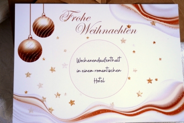 Nahaufnahme der Karte mit „Frohe Weihnachten“ und glänzendem Rubbelbereich für persönliche Nachrichten.