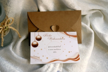 Weihnachts-Rubbelkarte im festlichen Look, dargestellt mit passendem Kraftpapier-Umschlag.