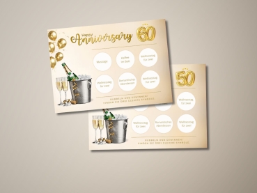 Zwei freigerubbelte Jubiläums-Rubbellose mit Champagner-Illustration. Die obere Karte zeigt „Happy Anniversary“ mit der Zahl 60 und dreifachem Gewinn „Wellnesstag für zwei“. Die untere Karte zeigt die Zahl 50 mit demselben Gewinnbegriff. Weitere Begriffe
